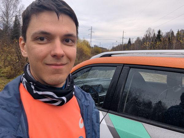 Команда Action Express начинает экшн еще по пути к лагерю. Арт-объект "Прокатный автомобиль в неожиданном месте" успешно установлен